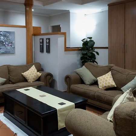 Park Living Guesthouse Блумфонтейн Экстерьер фото